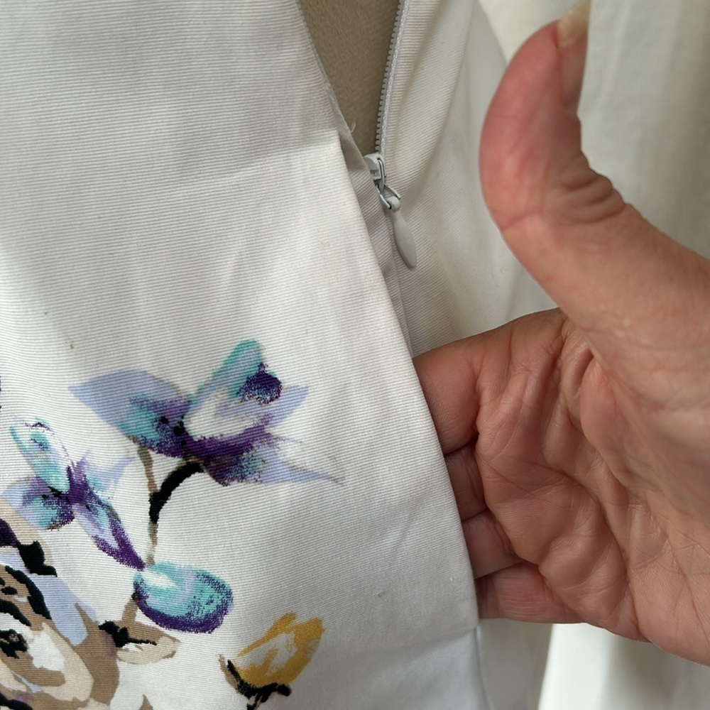 White House Black Market: White Strapless Dress w/ Floral Pattern: Size 0 - Picture 4 of 10